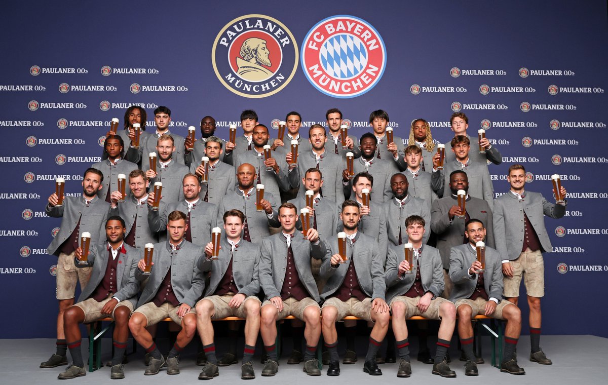 Anzeige | Lederhosen an &amp; 𝒄𝒉𝒆𝒆𝒔𝒆! 📸😄🍻
Unser Team beim jährlichen Paulaner Fotoshoot! ✨

#FCBayern #MiaSanMia #Paulaner