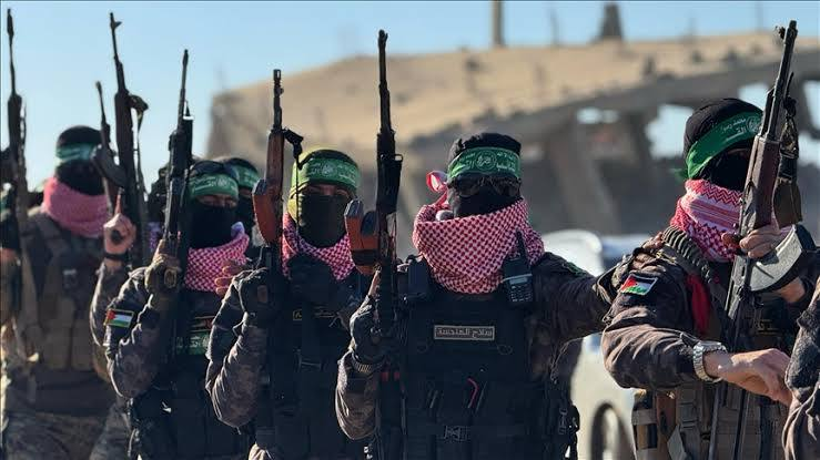 Perlawanan, Brigade Al-Qassam mengumumkan

Pagi ini, para pejuang kami berhasil menyerbu posisi musuh yang baru didirikan di tenggara Khan Yunis, di Jalur Gaza selatan, dengan pasukan Qassam yang terdiri dari satu peleton infanteri.

Para pejuang Qassam menyerbu posisi tersebut