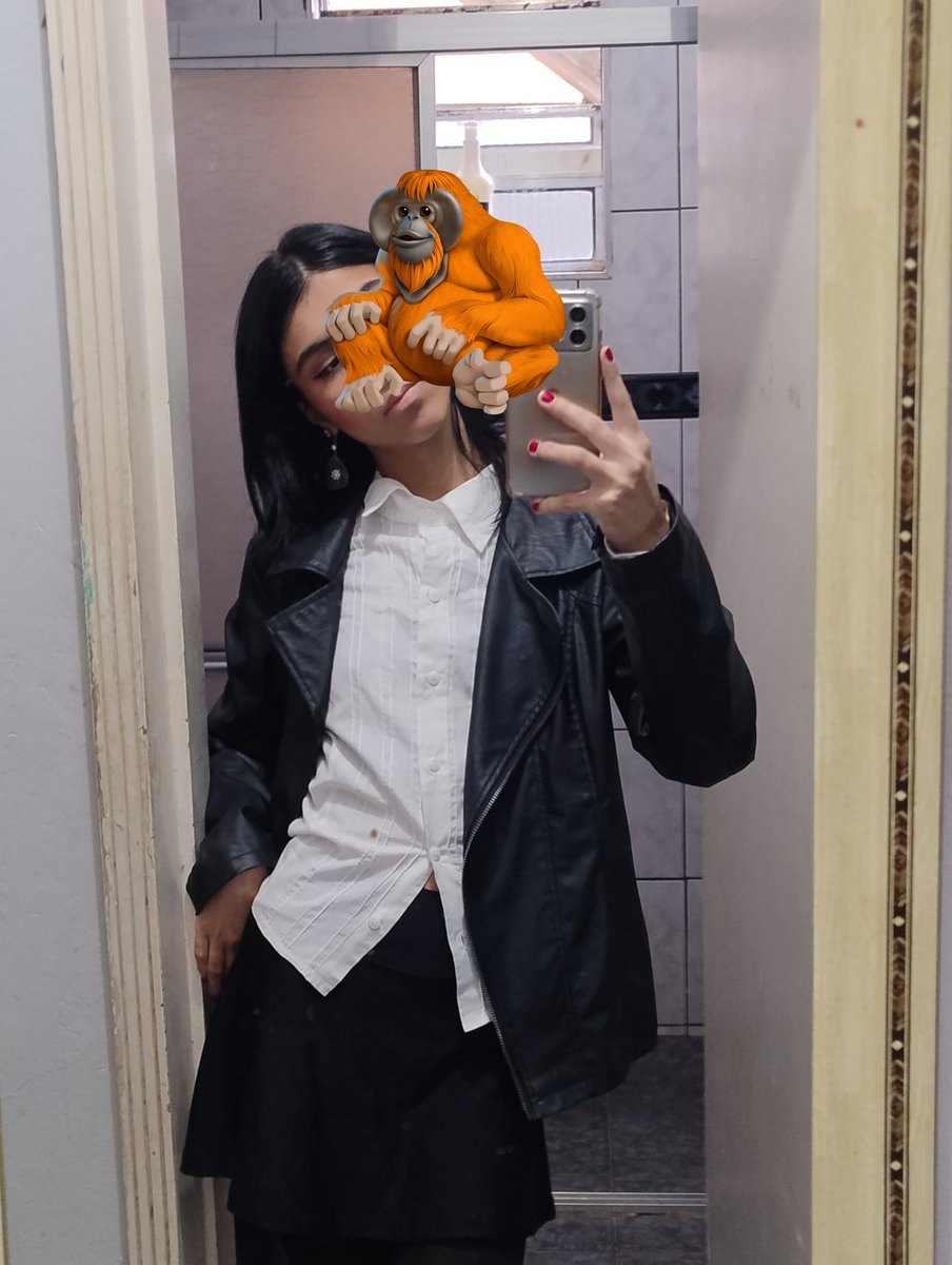 tommowrld's tweet image. oi gnt ta podendo ir de saia, camisa social, jaqueta de couro, meia calça e tenis pro #quarto dia de estagio?