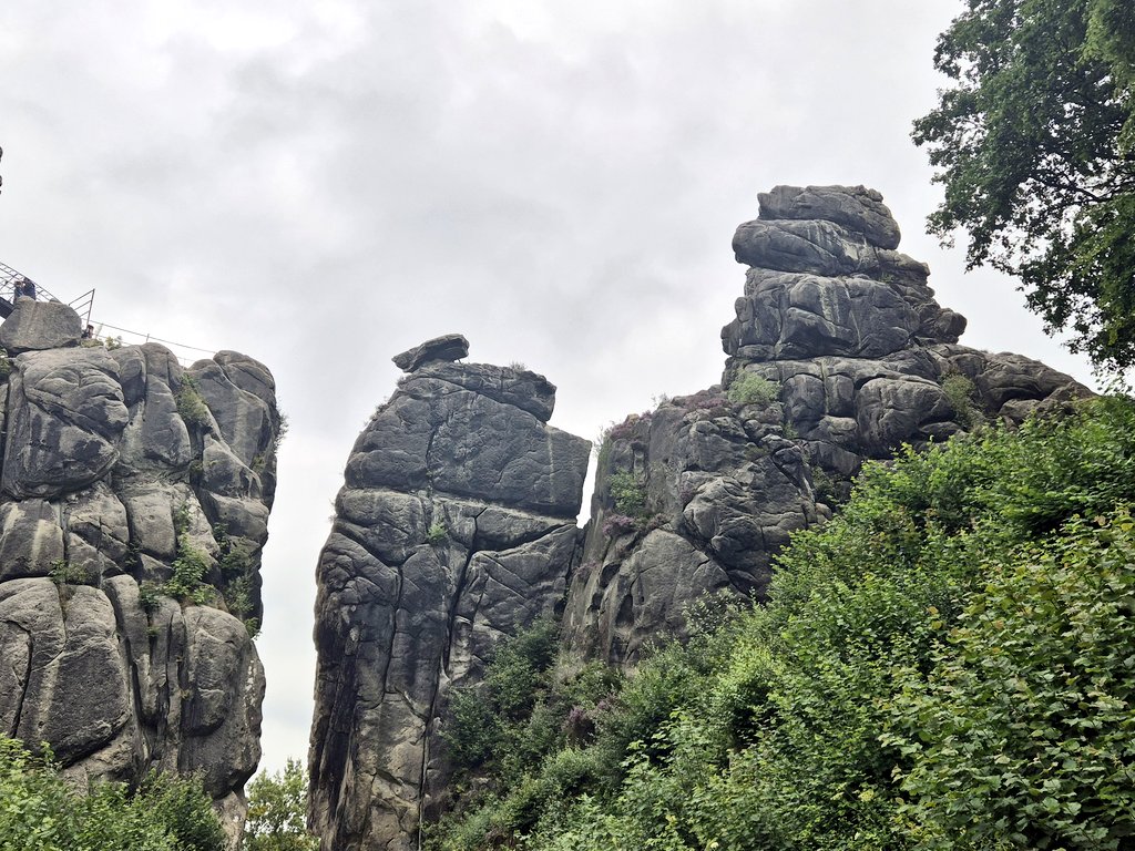 Natürlich, weil ich ja in der Gegend war, wurden die Externsteine ebenfalls besichtigt. Hatte ich mir wesentlich größer vorgestellt. Schlimm waren die Besuchenden, die von oben runterbrüllten "jetzt mach das Foto, Gabi, haha, haste alle im Bild? Haha!" - fand ich unangebracht.