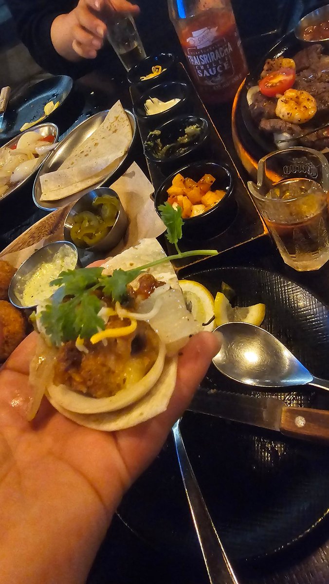 온 몸에 땀띠 칠갑하고 
주인님이랑  데이트♡
이럴라고 출근 하쥬 ~
이럴라고  돈버는 거쥬 ~
데낄라 마시면서 타코 먹기♡