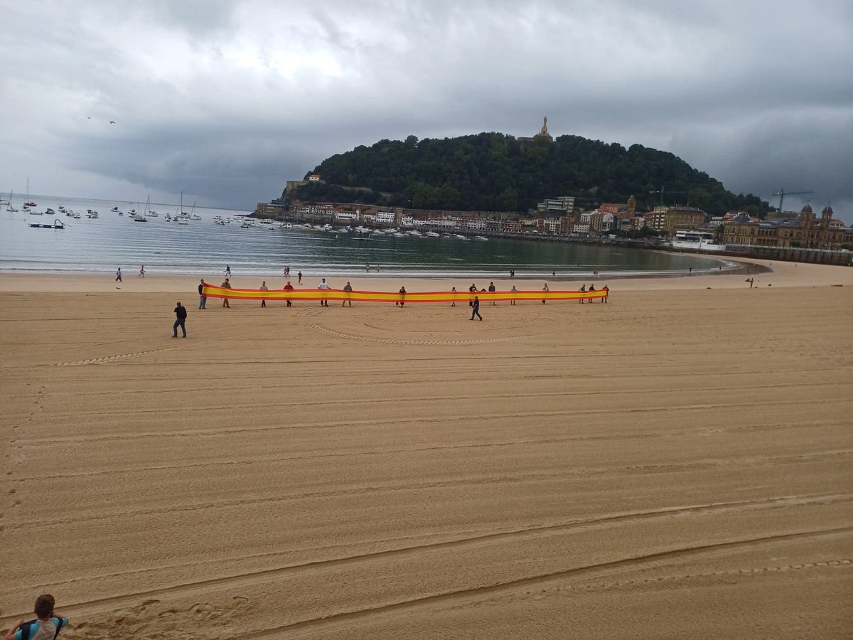 Me dicen que la docena de valientes de vox que desplegaron una bandera española en la Concha cuando todavía no habían abierto ni las panaderías, ya han llegado a la meseta con bien.
El consistorio, por su parte, anuncia que ya está todo desinfectado y se permite el baño.