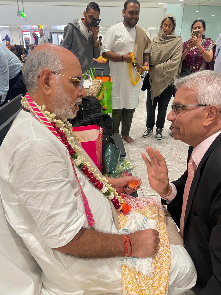 PPBhaishri's tweet photo. पीछले सप्ताह गुजरात में व्यस्त प्रवास और कार्यक्रमों के बाद आज लंडन पहुँचे । यहाँ के साधकों के द्वारा स्वागत हुआ ।
आज और कल २०-२१ अगस्त लेस्टर में प्रवचन और २३ अगस्त से कथा प्रेस्टन में प्रारंभ होगी। यहाँ का प्रवास २ सितंबर तक रहेगा। https://t.co/Ga6zNic9oD