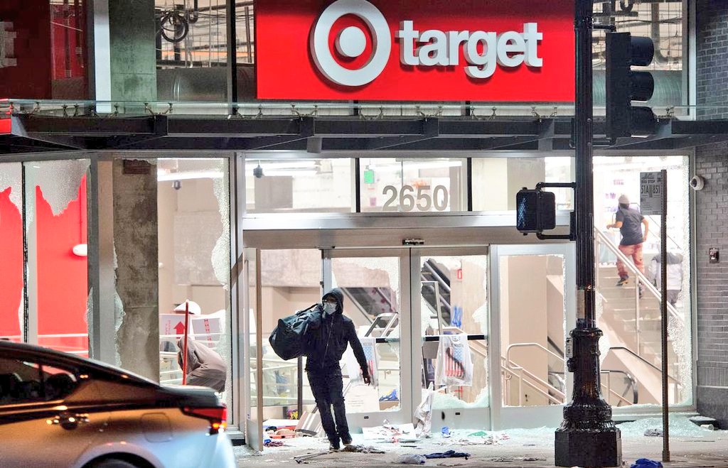 🚨 INVESTING : ⚠️BREAKING: Target registra utili sotto le attese e vendite in calo, i consumatori acquistano meno generi alimentari e articoli per la casa. Azioni in ribasso del 8%!