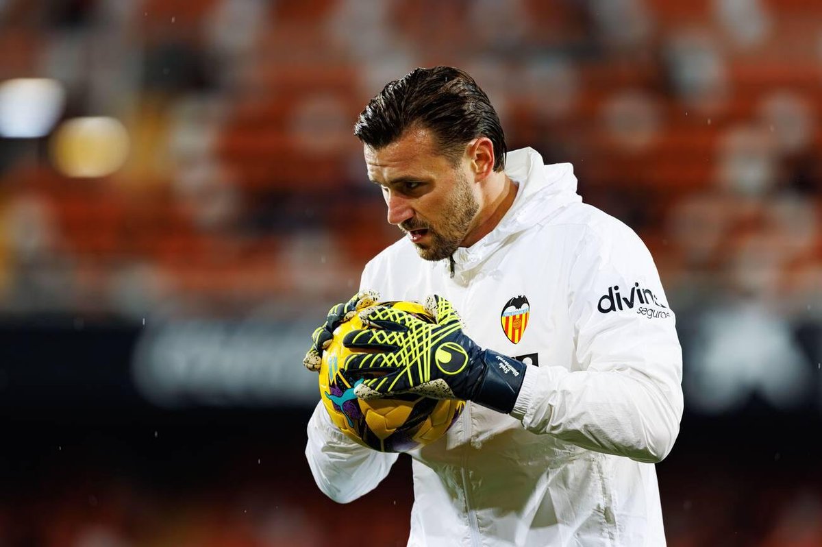 MARCA (@marca) on Twitter photo <a href="/D_pico_/">Diego Pico</a> 💥 El golpe fue doble: deportivo y económico
🧤 Corberán le dejó en el banquillo y Dimitrievski perdió un bonus de 300.000€ que habría cobrado al llegar a 10 partidos
🔚 Una herida que rompió su confianza con el técnico <a href="/D_pico_/">Diego Pico</a> 💥 El golpe fue doble: deportivo y económico
🧤 Corberán le dejó en el banquillo y Dimitrievski perdió un bonus de 300.000€ que habría cobrado al llegar a 10 partidos
🔚 Una herida que rompió su confianza con el técnico