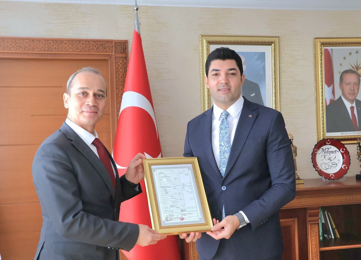 ÇAĞRI AVCI (@cagriavci_) on Twitter photo Hazro Kaymakamımız Sayın <a href="/mehmetkilictr1/">Mehmet KILIÇ</a>'e, Vali Genel Müdürümüz Sayın <a href="/itasyapan/">İbrahim Taşyapan</a>'ın selamları ile Doğum Belgesini takdim ettik. Göstermiş oldukları misafirperverlikten ötürü şükranlarımızı sunarız. #HayatınızınHerAnında <a href="/TCNufus/">Nüfus ve Vatandaşlık İşleri Genel Müdürlüğü</a> <a href="/vali_zorluoglu/">Murat Zorluoğlu</a> <a href="/fth_ayaz/">Fatih AYAZ🇹🇷</a> <a href="/dbakirvalilik/">T.C. Diyarbakır Valiliği</a> <a href="/tchazro/">T.C. Hazro Kaymakamlığı</a> Hazro Kaymakamımız Sayın <a href="/mehmetkilictr1/">Mehmet KILIÇ</a>'e, Vali Genel Müdürümüz Sayın <a href="/itasyapan/">İbrahim Taşyapan</a>'ın selamları ile Doğum Belgesini takdim ettik. Göstermiş oldukları misafirperverlikten ötürü şükranlarımızı sunarız. #HayatınızınHerAnında <a href="/TCNufus/">Nüfus ve Vatandaşlık İşleri Genel Müdürlüğü</a> <a href="/vali_zorluoglu/">Murat Zorluoğlu</a> <a href="/fth_ayaz/">Fatih AYAZ🇹🇷</a> <a href="/dbakirvalilik/">T.C. Diyarbakır Valiliği</a> <a href="/tchazro/">T.C. Hazro Kaymakamlığı</a>