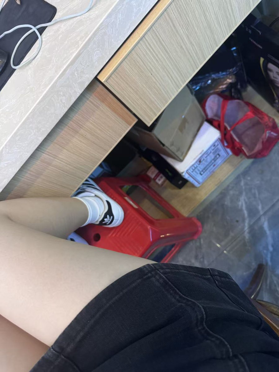 下面踩个小板凳的高度刚刚好，但是还是觉得有点硬，应该垫个什么好一些呢？

#ATM奴 #贡畜 #贱狗