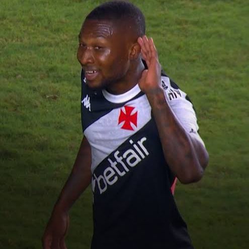 O cara veio pro Brasil depois de sabotar o time dele falando que preferia virar gângster do que jogar lá, não fez um gol, lançou uma comemoração pra um chute que não entrou e vai embora

que passagem