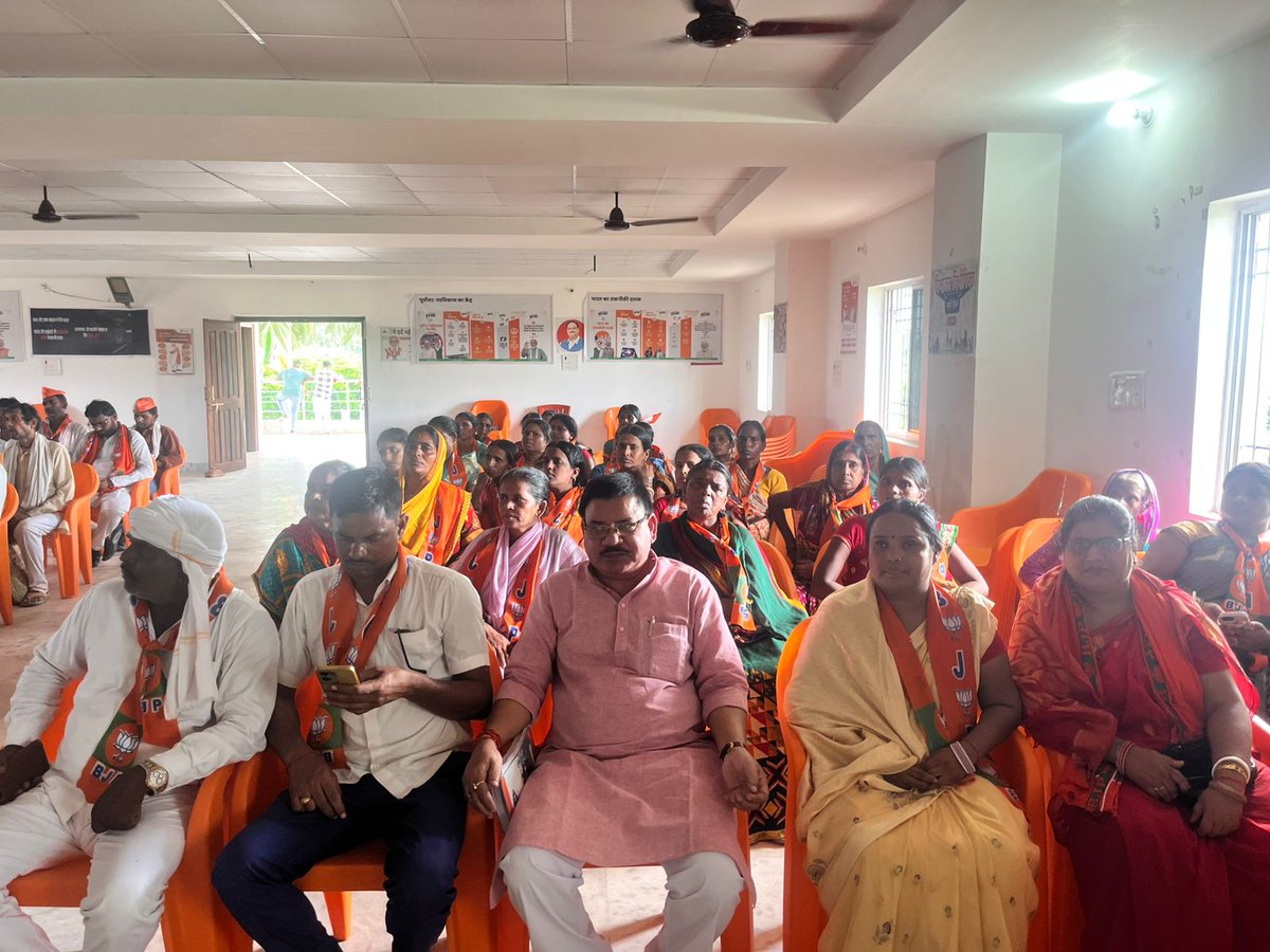 ShahnawazBJP's tweet photo. शेखपुरा में मीडिया को संबोधित किया। इस अवसर पर जिलाध्यक्ष श्रीमती रेशमा भारती जी, पूर्व विधायक श्री प्रेम रंजन पटेल जी, बिहार राज्य अल्पसंख्यक आयोग के माननीय सदस्य एवम् भाजपा के वरिष्ठ नेता प्रो. अजफर शमसी जी साथ मौजूद रहे। 

@BJP4India
@BJP4Bihar
@narendramodi
@AmitShah
@JPNadda https://t.co/T7qOJYBOjL