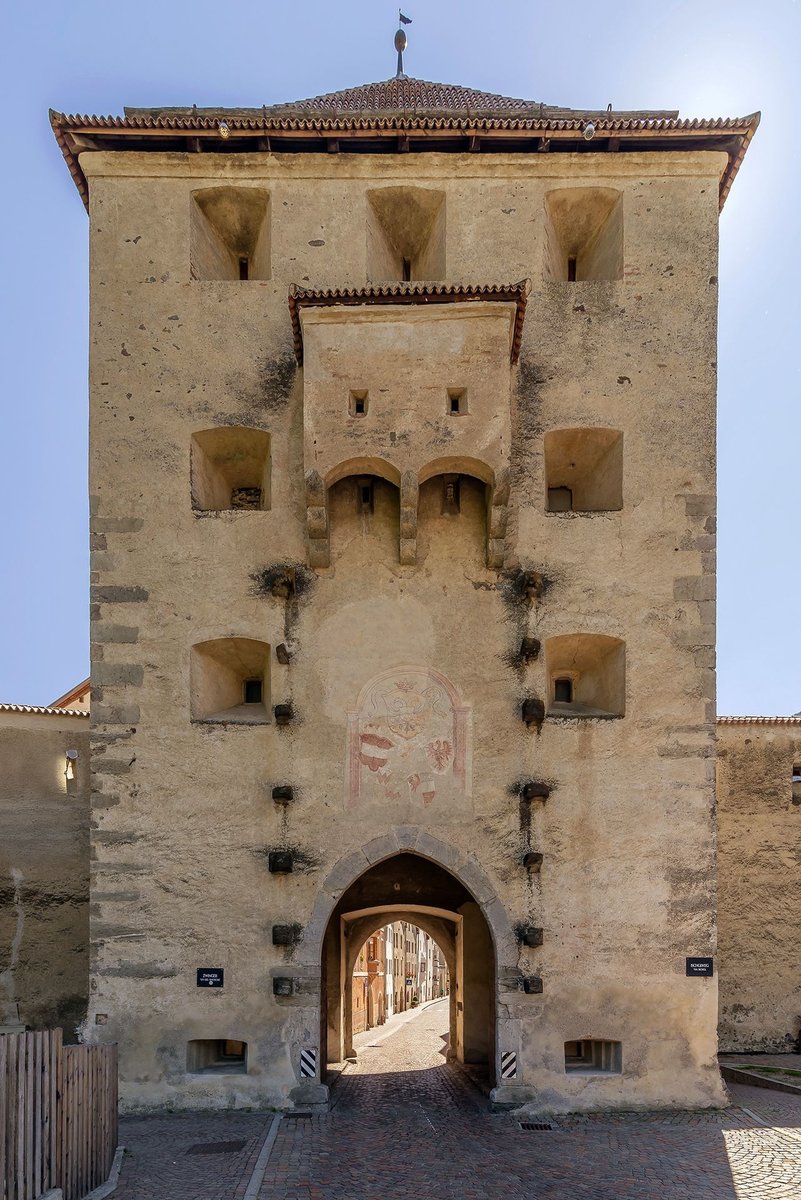 🛡️ Bild des Tages (20. Aug): Stadttor von Glurns mit Portcullis, Mordlöchern &amp; Pechnasen – echte mittelalterliche Verteidigungstechnik! 📍 Südtirols kleinste Stadt, voller Geschichte.
#Glurns #Stadttor #MittelalterBildDesTages #Portcullis #Mordlöcher #Pechnasen #MittelalterCom