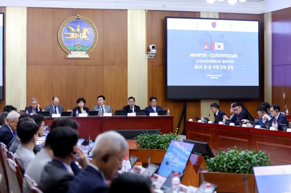 📌Монгол Улс сэргээгдэх эрчим хүчний асар их нөөцөө бүс нутагт түгээх, БНСУ-ын дэвшилтэт технологи, хөрөнгө оруулалттай уялдуулан хэрэгжүүлэх бодлого баримталж байгаагаа Ерөнхий сайд Г.Занданшатар илэрхийллээ.
📌Экологийн доройтол, уур амьсгалын өөрчлөлтийн эсрэг хоёр улсын