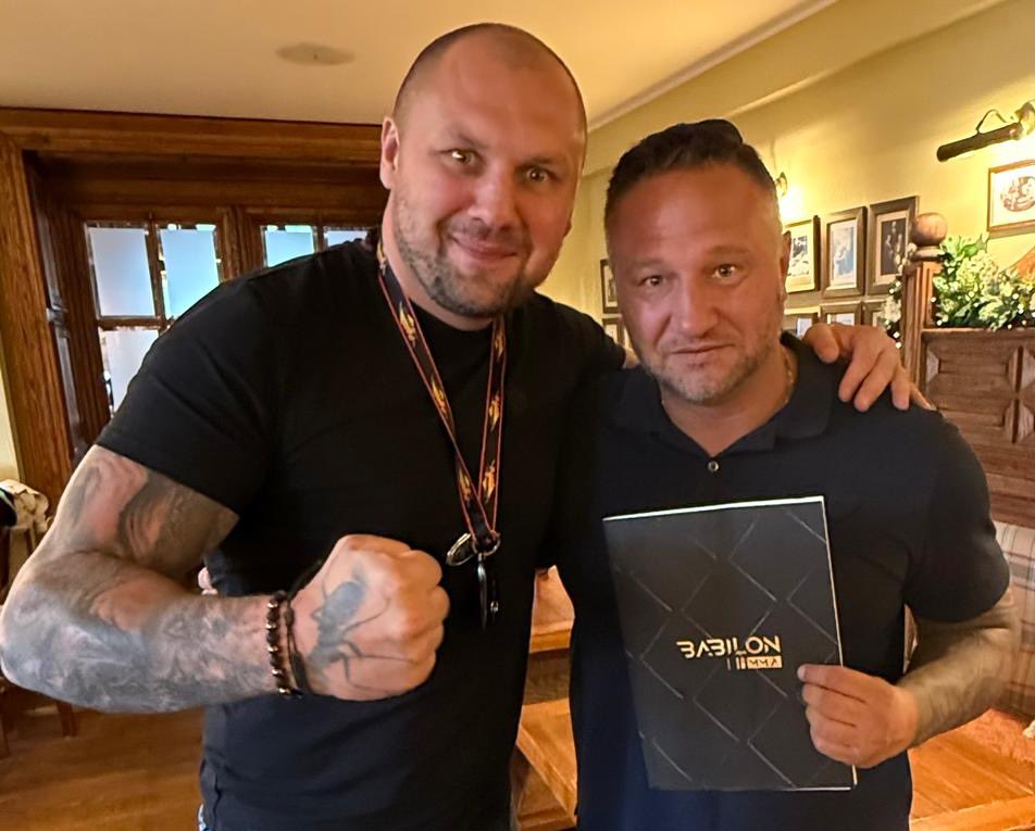 🏆 „GŁÓWKA” WRACA DO KORZENI!

Sportowa historia potrafi zatoczyć doprawdy niezwykłe koło…

Dwukrotny mistrz świata w boksie 🇵🇱 Krzysztof Głowacki swoje kolejne walki stoczy na galach Tomasza Babilońskiego, w którego grupie debiutował w 2008 roku.

Witamy w domu, Mistrzu!