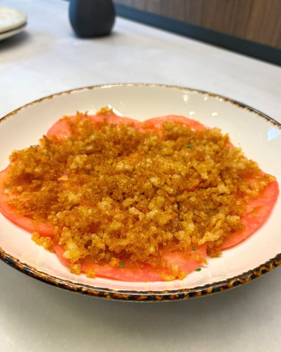 Descubre una carta pensada para sorprender. Desde los entrantes más originales, como nuestra ensalada de tomate con palomitas de clara y yema de huevo, hasta platos principales que mezclan tradición e innovación, comer en Casino Gran Vía es una experiencia en sí misma.