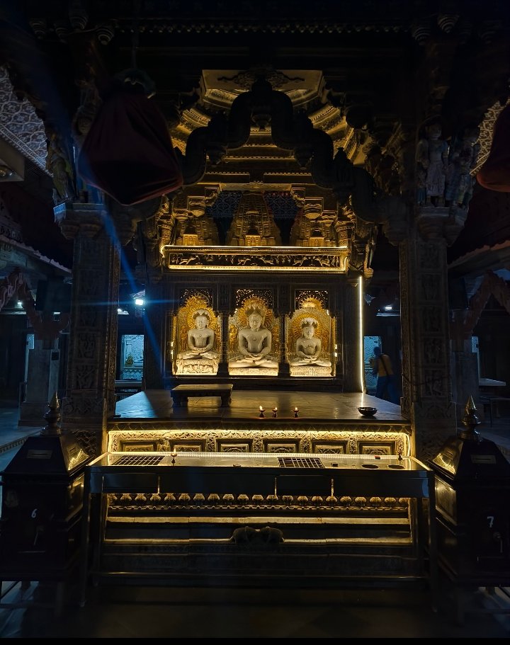 manojja88421147's tweet photo. संस्कार से संस्कृति

रिक्त पाणिनैव पश्यते राजानां देवतां गुरूं।
नैमित्तिक विशेषेण फलेन फलमादिशेत्।।

राजा देवता गुरु नैमित्तिक (वैद्य) ज्योतिषी के पास कभी खाली हाथ न जाएं। क्योंकि फल की प्राप्ति फल से होती है जिस भावना से हम जिनालय जा रहे हैं उस भाव की सफलता द्रव्य में निहित है https://t.co/iTs2ieRGaT