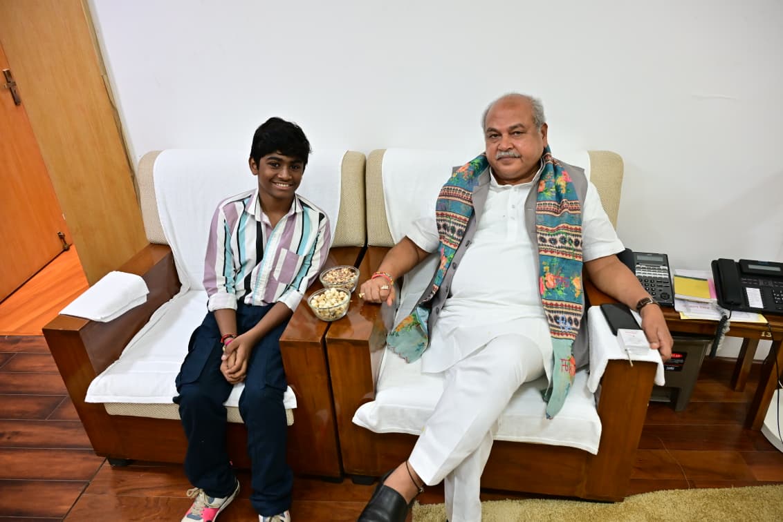 MPVidhanSabha's tweet photo. OTT प्लेटफ़ार्म जी फ़ाइव (Zee5) में ट्रेंड कर रही सुपरहिट फ़िल्म कालीधर लापता के मुख्य किरदार निभा रहे भोपाल के बाल कलाकार दैनिकी बाघेला ने मा. विधानसभा अध्यक्ष से
आज विधानसभा में भेंट की।
@nstomar #ZEE5 https://t.co/fZtGHZ3XYM