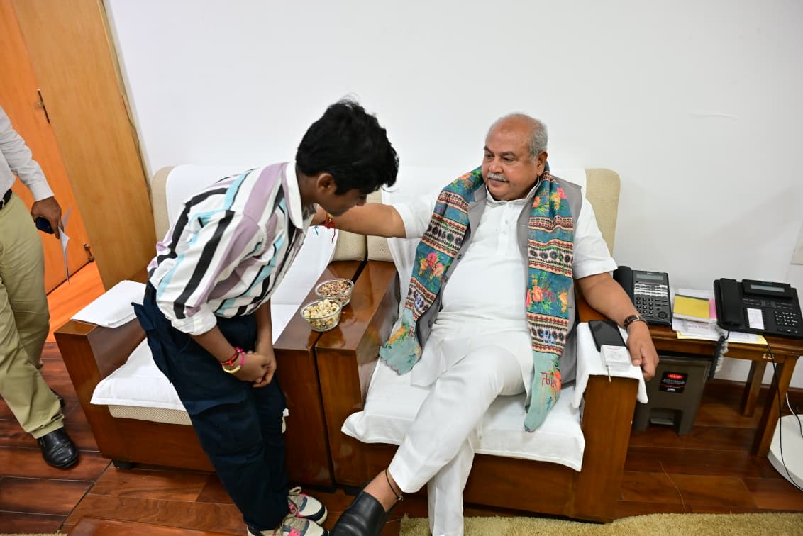 MPVidhanSabha's tweet photo. OTT प्लेटफ़ार्म जी फ़ाइव (Zee5) में ट्रेंड कर रही सुपरहिट फ़िल्म कालीधर लापता के मुख्य किरदार निभा रहे भोपाल के बाल कलाकार दैनिकी बाघेला ने मा. विधानसभा अध्यक्ष से
आज विधानसभा में भेंट की।
@nstomar #ZEE5 https://t.co/fZtGHZ3XYM