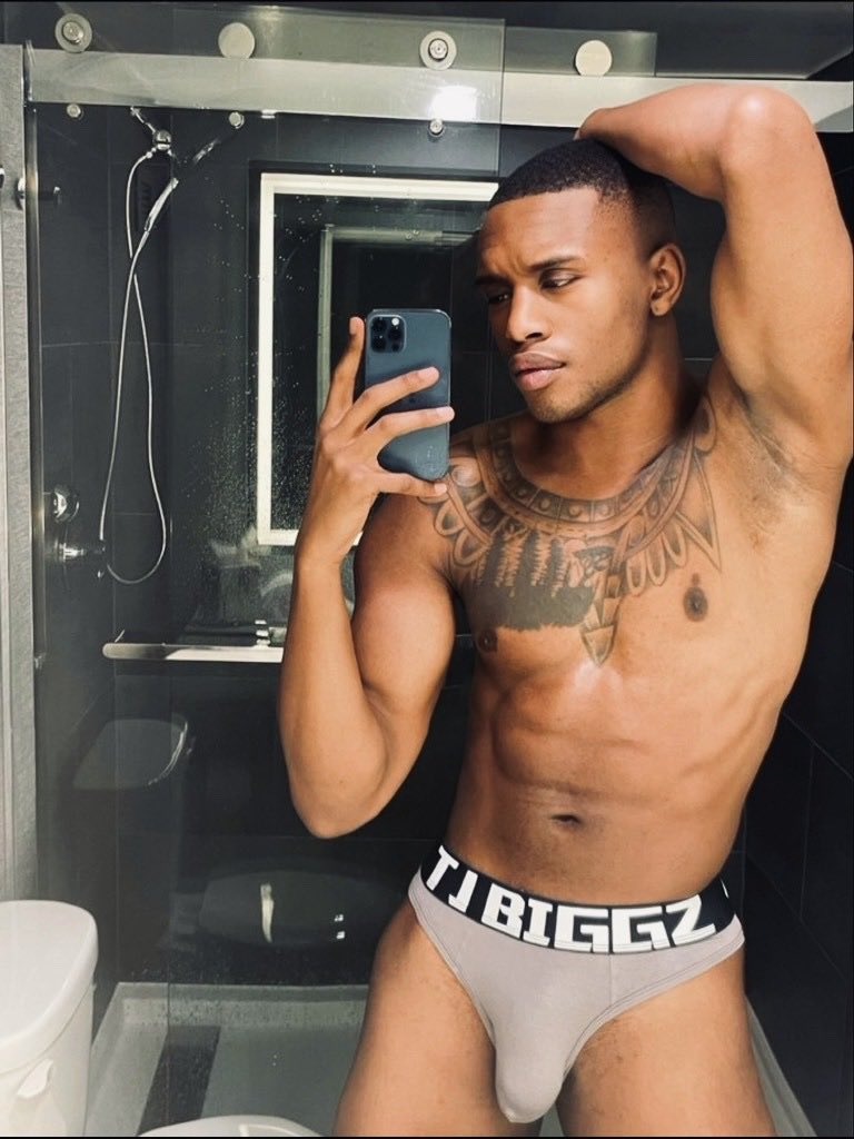 matureluv1's tweet image. Confidence looks better when it’s barely covered 👑🔥
#RoyalEnergy #MirrorKing #SeductiveStrength