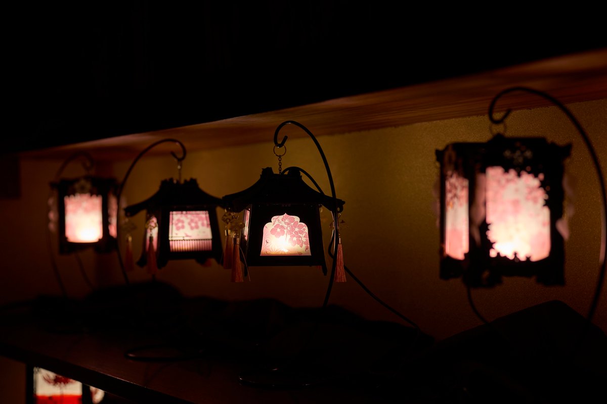 「清方の間」にて展示していただいております。
二段行灯「緋ノ華」はミュージアムショップにも置いていただいてます。