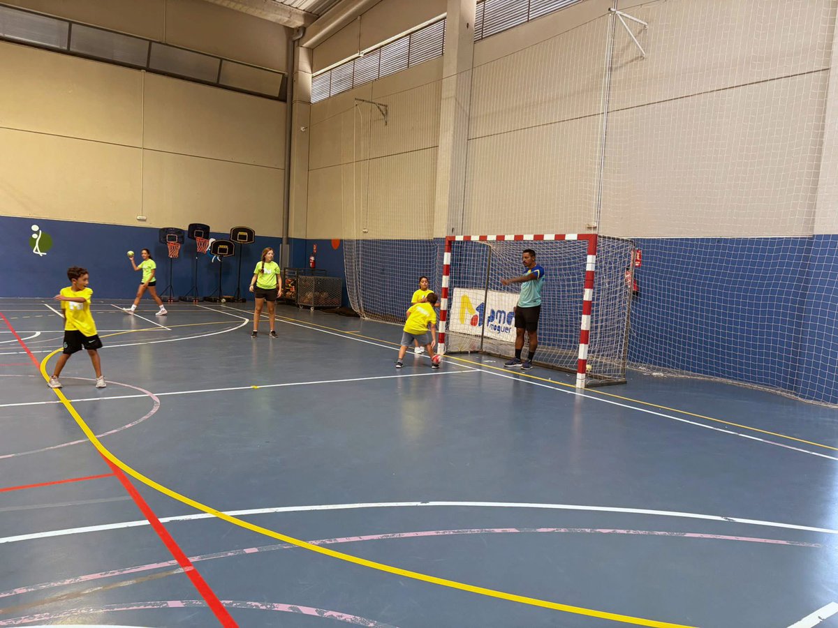 🤾‍♂️ El #DíaDelBalonmano también se vive en verano 💛💙
Hoy hemos estado en los campamentos de Mazagón con <a href="/AytoMoguer/">Ayuntamiento Moguer</a> y <a href="/PMDMoguer/">PMD Moguer</a> junto a Sergio Cruzado, Iván Penedo, Javi Rengel y Murillo Araujo.

📍El viernes repetimos en Moguer.
#SempiternoPAN