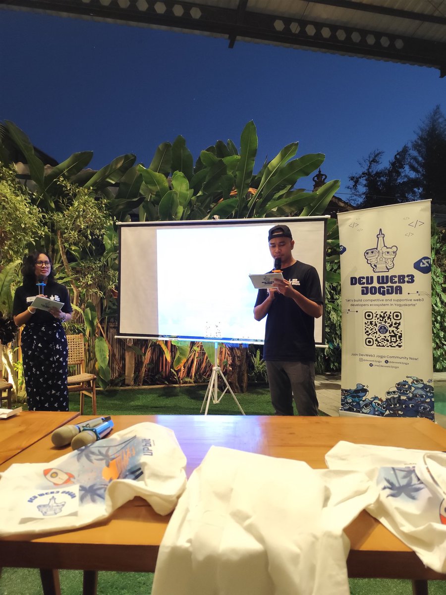 ReditoID's tweet photo. Asikkk, aku ikutan community meetup @devweb3jogja di Bali 🔥🔥
Langsung ketemu @yanzero_ ngajar industri WEB3 🫡

@UpbitID 
#devweb3jogja 
#upbitid https://t.co/YBMOvK00XJ