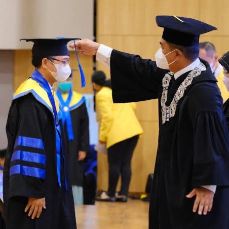 Nicholas Saputra revealed that he never attended his graduation ceremony after completing his architecture degree at Universitas Indonesia in 2007.

"Males aja. Pertama, panas dan macet."