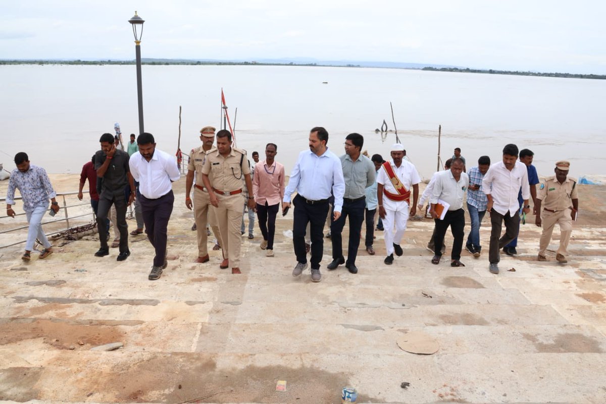 #కాళేశ్వరం వద్ద గోదావరి నది నీటిమట్టం పెరగడంతో వద్ద మొదటి ప్రమాద హెచ్చరిక జారీ. #గోదావరి వరద ఉధృతిని కలెక్టర్ శ్రీ రాహుల్ శర్మ, డిఎఫ్ఓ శ్రీ నవీన్ రెడ్డి, సబ్  కలెక్టర్ శ్రీ మయాంక్ సింగ్ తో కలిసి పరిశీలన. ప్రజలు ప్రమాదాల బారిన పడకుండా #రక్షణ చర్యలు.
<a href="/TelanganaDGP/">DGP TELANGANA POLICE</a> <a href="/TelanganaCOPs/">Telangana Police</a>