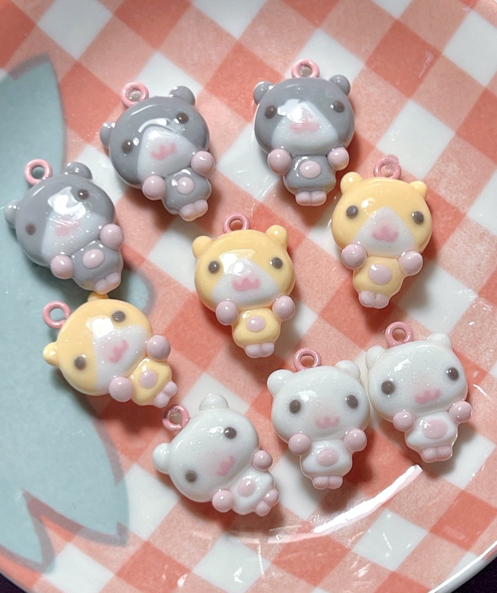 햄스터 열심히 생산 중...
입가가 빨간게 포인트예요 𐔌՞ .  ̫ . ՞𐦯 ♫