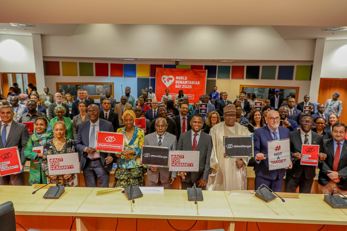 OCHANigeria's tweet photo. To mark #WorldHumanitarianDay yesterday, @SununuTYusuf &amp; @UN_Nigeria issued a joint communiqué calling for:

🔹 Protection of aid workers &amp; civilians
🔹 Support to tackle hunger &amp; malnutrition
🔹 A shift to locally led humanitarian action

📰Read more👉https://t.co/lsZxyqMKid https://t.co/rbm6DaKLGX