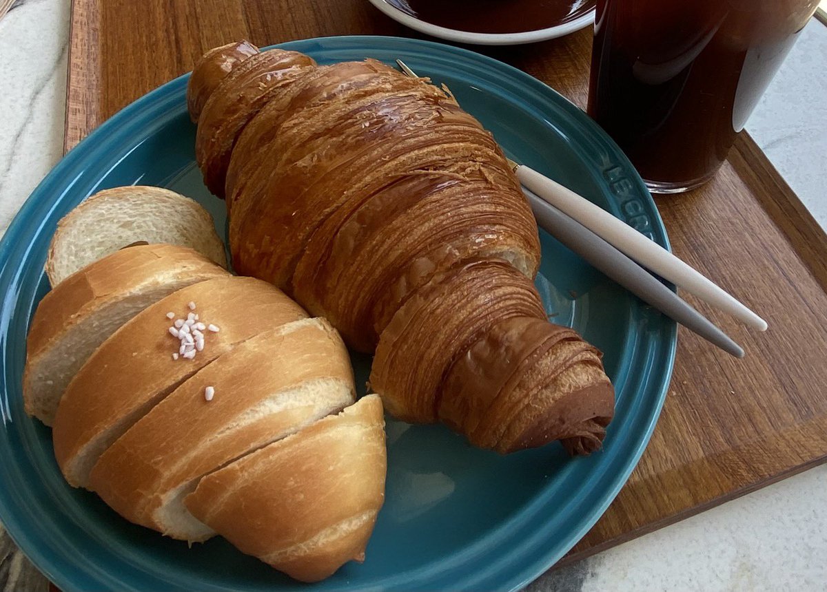 밥때를 놓쳐서 새로 생긴 빵집에 들렀다. 빵집은 후미진 골목에 있었다. 잠깐 구급차를 세워 놔도 덜 눈치가 보이겠구나 싶었다. 

문을 열고 들어가니 젊은 사장님이 유난스럽게 우릴 맞았다. 너어무 고생이 많아요. 나도 어렸을 때 소방관이 꿈이었어요, 몸이 아파서 이루진 못했지만. 우리집은