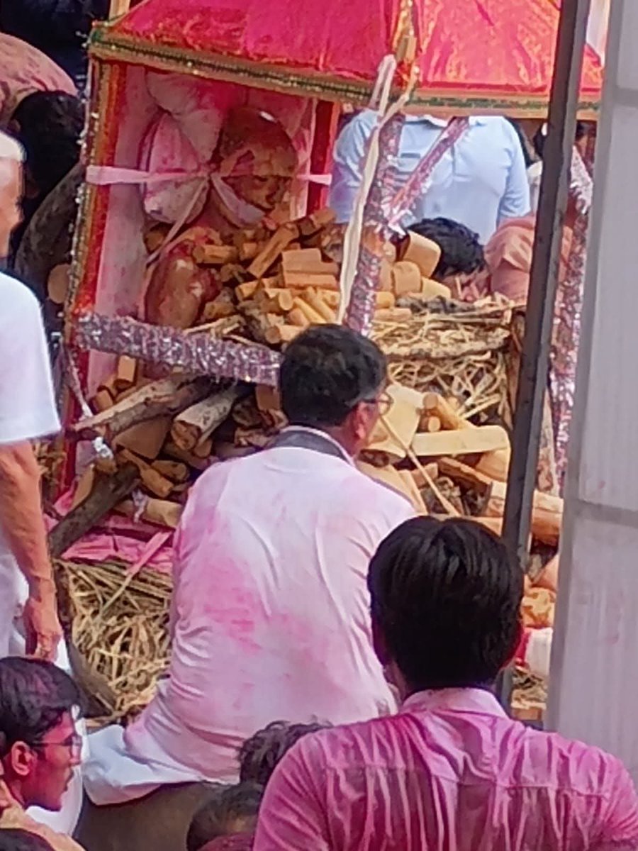 JagoJainJagore's tweet photo. અંતિમ વિદાય ગુરુદેવ ની... https://t.co/0zS1xQWIMJ