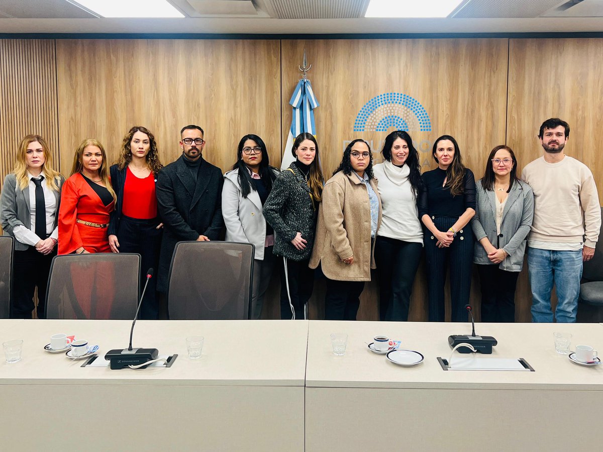 Hombres y mujeres valientes, nadie nos silencia, amar a #Venezuela no es un delito.