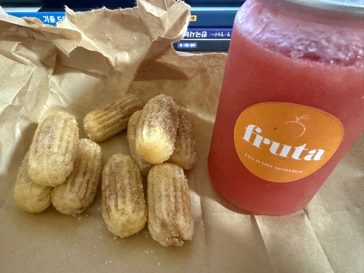 오늘의 간식 토마토 쥬스와 츄러스에 소세지가 ㅎㅎㅎ 처음 먹어본 츄러스 @Sidekick_Labs 방송에서 먹방을 해야하는데.. 그럼  코인좀 받으려나?? 🤣🤣 예쁜거나 잘생긴 사람이 아니면 안돼겠죠?? 크립토 나좀 졸업시켜줘라~ ㅎㅎㅎ
