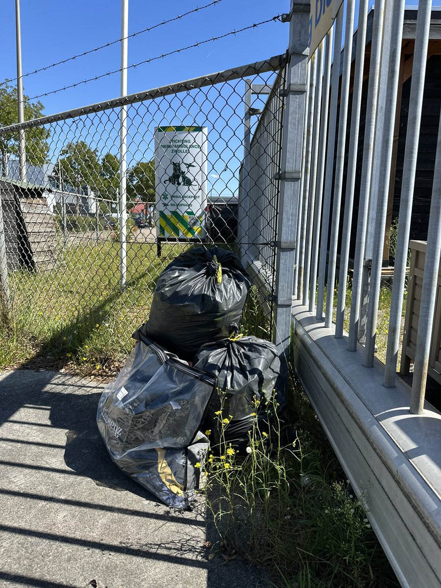 Ondertussen is er bij onze ambulance/ wildopvang oude kleding ingeleverd voor de kledingcontainer. 

#Dierenambulance #Zwolle #Volgdienst #Dierenhulp #Samenvoordieren <a href="/DierenLot/">Stichting DierenLot</a>