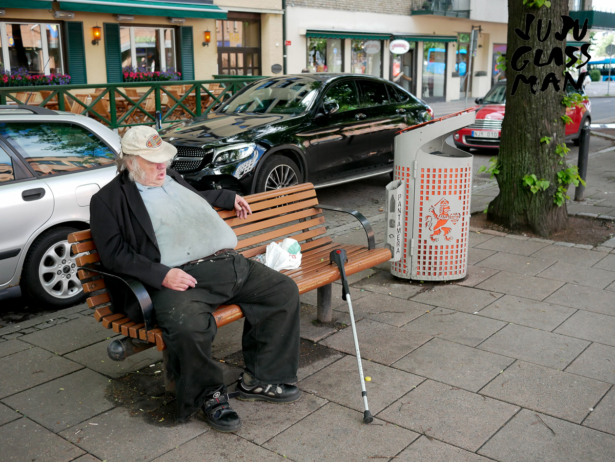JujuGlassman's tweet photo. En riktig #Göteborgare i #Göteborg 
#pantamera #sömnig #herre 
#gatufoto https://t.co/KOipz1Anp4