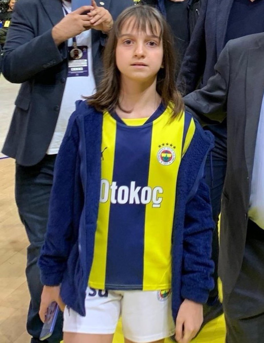 Damlalaw's tweet photo. bir daha asla maç falan izlemicem dedikten sonra aksam için yaptigim kombin https://t.co/kDpZ5G9FBd