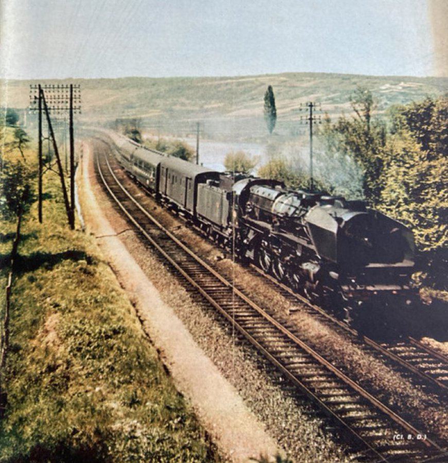 Bel allant ! Belle allure ! La =>#vapeur =>#241A vers l'Est. Proximité avec la rivière en méandres, relief collinaire ... A priori plus la Marne que la Seine. Il s'agit probablement d'un Paris - Strasbourg, entre Château-Thierry et Dormans ?
Auteur inconnu, source : LVDR.