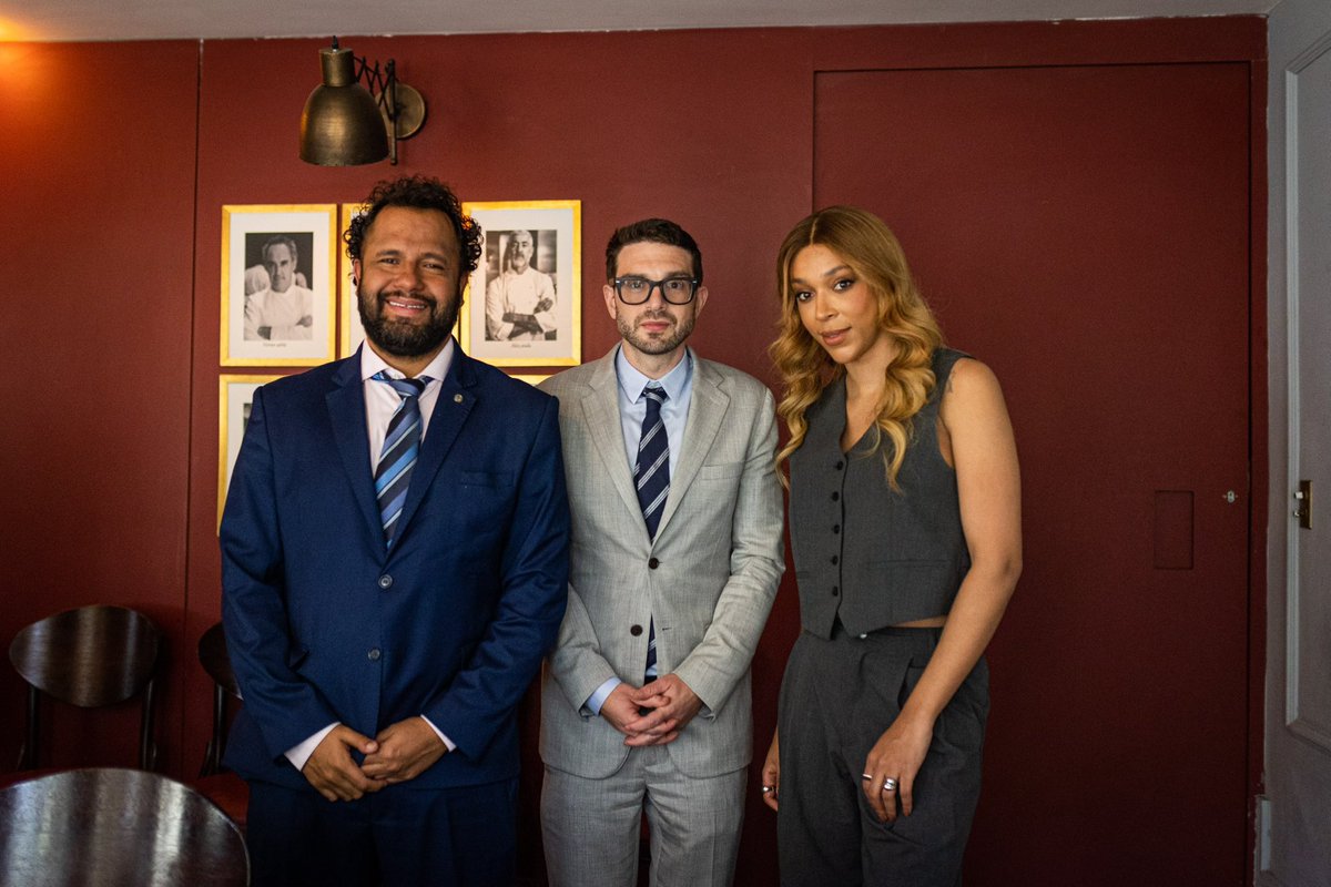 Bom Dia ? Ver essas fotos do filho do Soros com estes políticos de esquerda me faz pensar como e porque se usa bolsas, sapatos, roupas e joias de altíssimos valores. Ah, o progressismo...