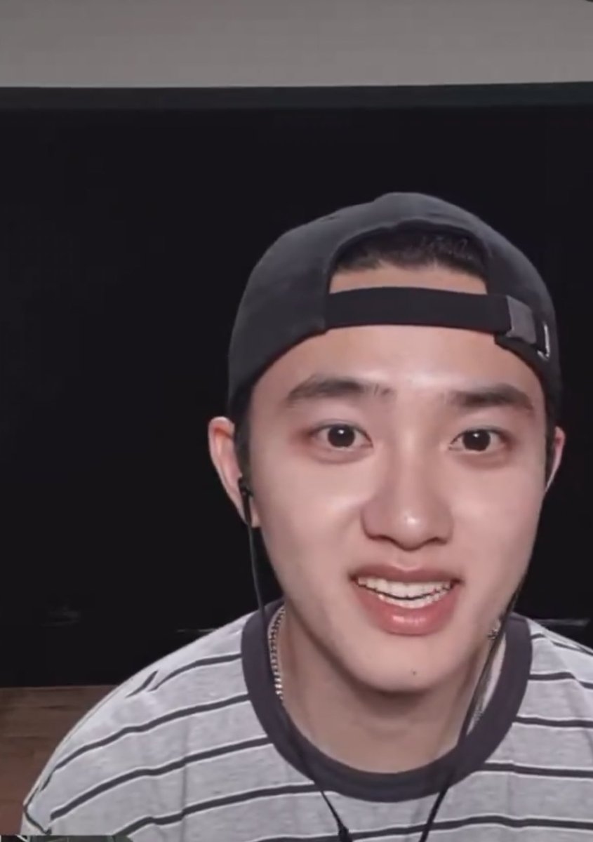 dandanshiii's tweet photo. the choke hold Kyungsoo wearing his cap backwards has on me  >>>>>> https://t.co/ggF3FaNLKN