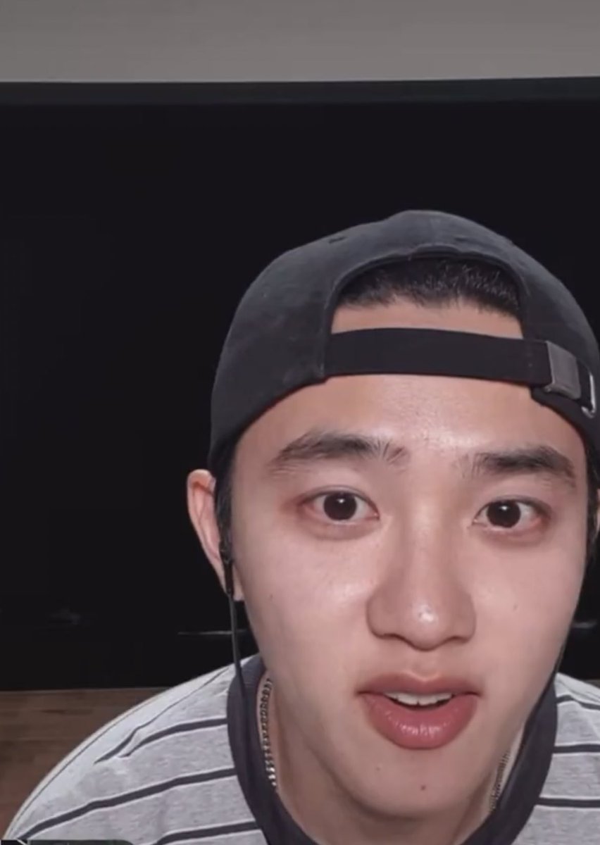 dandanshiii's tweet photo. the choke hold Kyungsoo wearing his cap backwards has on me  >>>>>> https://t.co/ggF3FaNLKN