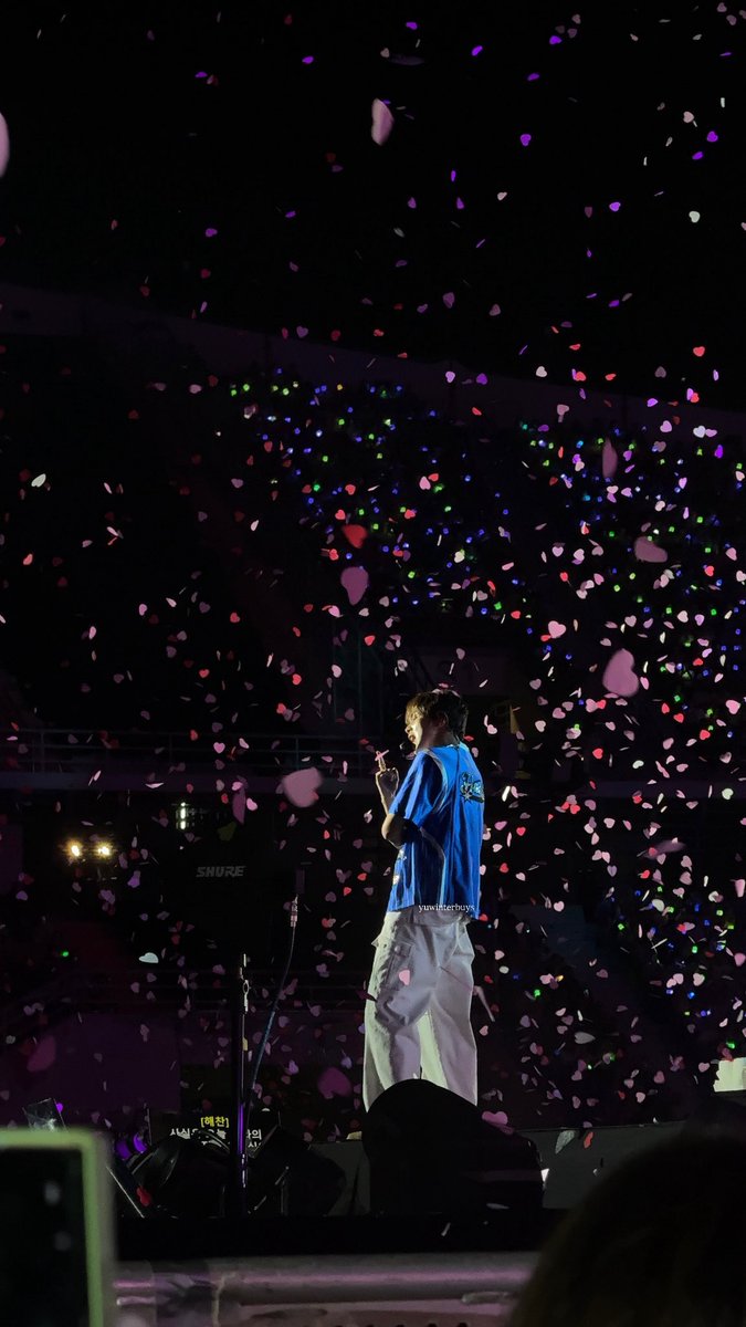 haechan looks so breathtakingly beautiful under the confetti rain ₊˚⊹♡