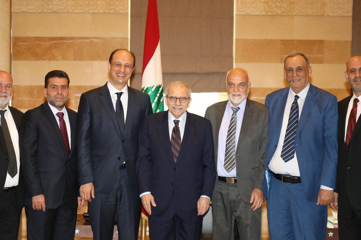 التقى رئيس الحكومة نواف سلام وفدا من رؤساء بلديات البقاع الغربي وراشيا في حضور الوزير السابق محمد رحال الذي قال بعد اللقاء: "تشرفنا بزيارة دولة الرئيس سلام جميعاً يعلم ان لبنان يمر بمرحلة مفصلية ومهمة، إما نحن اليوم مع الدولة أو سنتحول إلى دولة مارقة  وفاشلة وليس لديها اي دور في