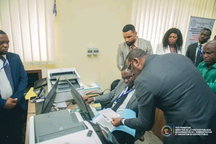 Djpl_Officiel's tweet photo. #FonctionPublique🇨🇩
En visite de travail ce mardi 19 août dans les locaux de la Direction de Gestion de la Base de Données #DBDR, le VPM @LihauEbua s’est dit « agréablement satisfait » des avancées enregistrées dans la numérisation des actes administratifs des agents publics. https://t.co/1XyOjm7f25