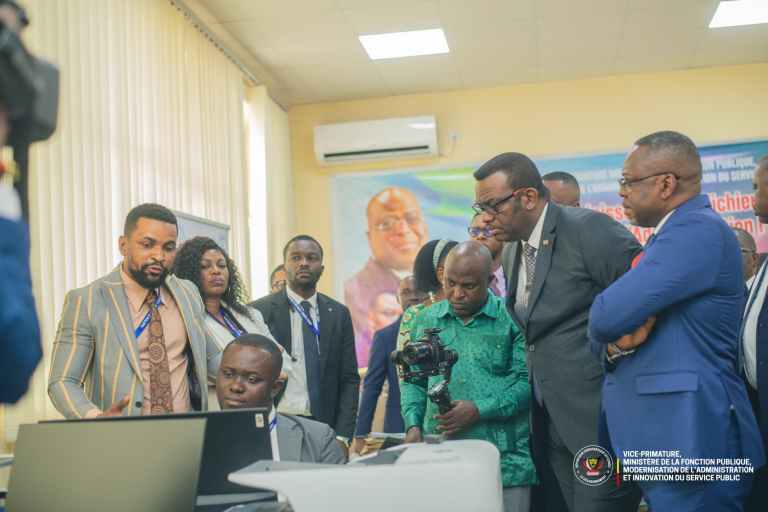 Djpl_Officiel's tweet photo. #FonctionPublique🇨🇩
En visite de travail ce mardi 19 août dans les locaux de la Direction de Gestion de la Base de Données #DBDR, le VPM @LihauEbua s’est dit « agréablement satisfait » des avancées enregistrées dans la numérisation des actes administratifs des agents publics. https://t.co/1XyOjm7f25