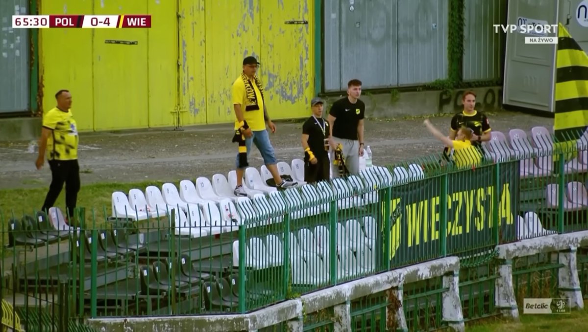 RZenmaster's tweet image. Sektor kibiców pewnie zmierzającej do Ekstraklasy Wieczystej Kraków podczas wyjazdowego meczu z Polonią Warszawa