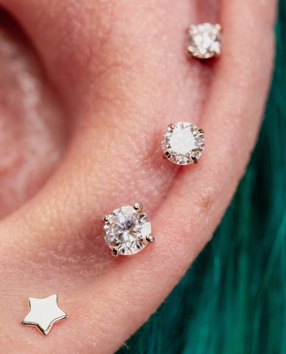 Lab grown diamonds = real diamonds. Same sparkle, same strength, lower price and kinder to the planet. Forget the “fakes” myth, even jewellers can’t tell the difference. Shine bright with diamond piercings that make sense

#labgrown #diamonds #piercing #jewellery #earrings ⁠