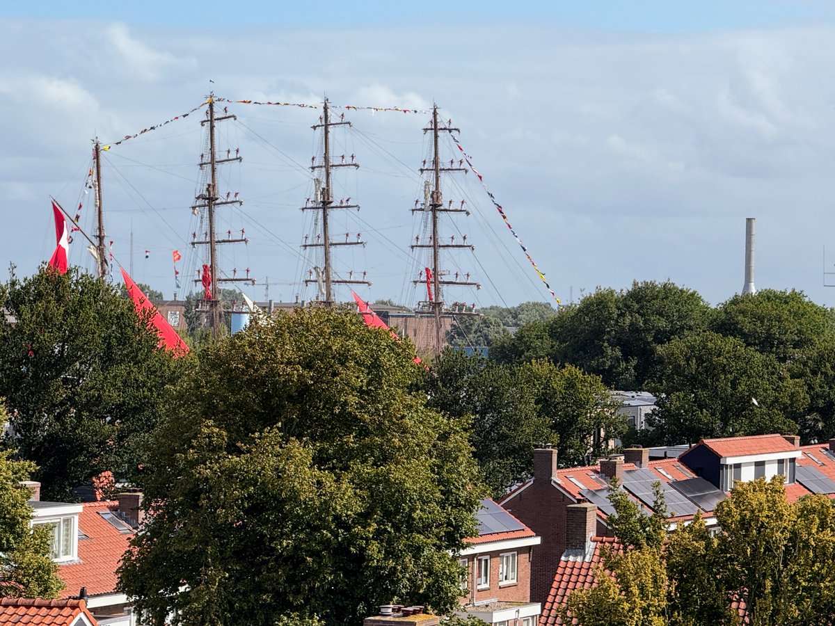 De indrukwekkende SAIL-In Parade heeft het feestelijke IJmuiden verlaten en de wandel-en fietsroute over het sluizencomplex is weer geopend. Ook de Velserpont vaart weer!  ⛵️⛵️⛵️