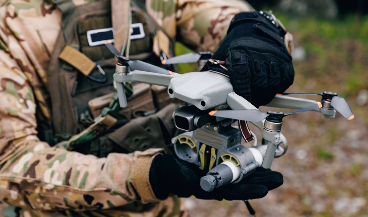 DawidKamizela's tweet image. Panie ministrze czy wie Pan jaka głupotę napisał? 

SkyCtrl nie został zaprojektowany do zwalczania Szachedów tylko dronów klasy mikro np. DJI

Nie ma on środków kinetycznych które pozwoliłyby zestrzelić taki BSP a zasięg jego zakłócarek liczony jest w setkach / tysiącach metrów