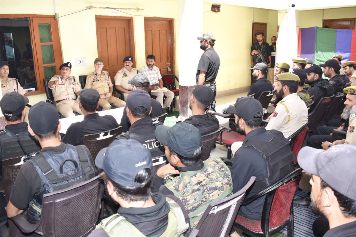 DIG NKR Maqsood-ul-Zaman reviewed security in Kupwara, assessing counter-terror readiness, interacting with officers &amp; personnel, stressing alertness &amp; community policing. #kupwarapolice #DIGNKR