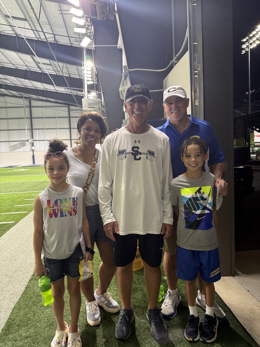 kobes_dad_20's tweet photo. Really cool for @holley_kobe to meet the 1st “favorite safety I ever coached” and for me to finally meet Craig’s family!
#mustbegettingold #2dudes https://t.co/igXO3eJz9S