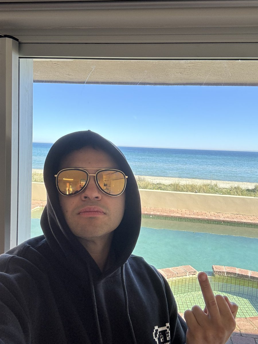 Sam tweet media